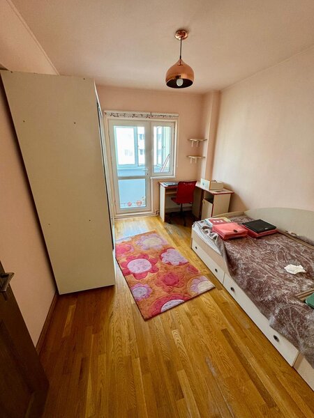 Teiul Doamnei, 4 camere de inchiriat.