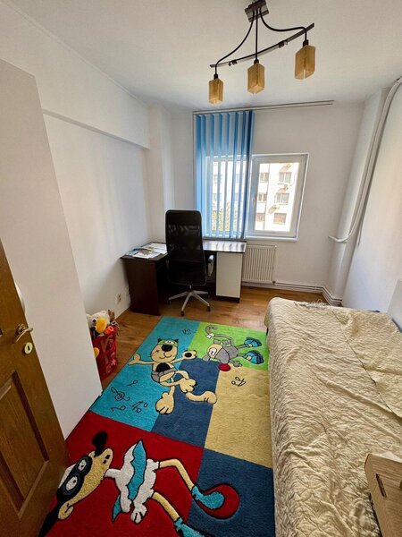 Teiul Doamnei, 4 camere de inchiriat.