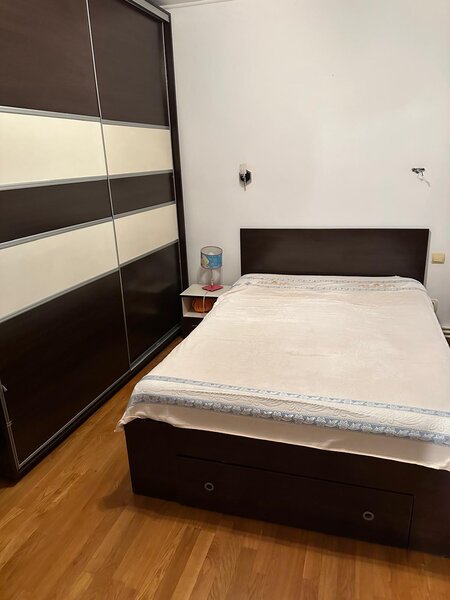 Teiul Doamnei, 4 camere de inchiriat.