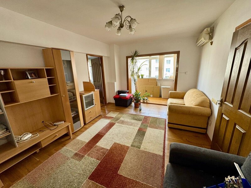 Teiul Doamnei, 4 camere de inchiriat.